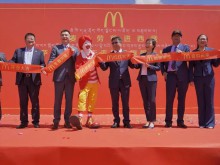 刚刚，西藏首家麦当劳餐厅正式开业！未来风格旗舰店亮相雪域高原