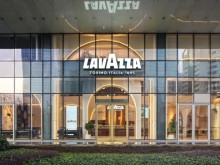 Lavazza咖啡店开挂了！百胜中国今天宣布2025年要冲1000家店