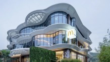麦当劳中国首家自带“充电宝”的餐厅开业，在2700家绿色餐厅中它成了显眼包